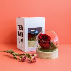 Rose éternelle qui ne fane jamais dans un bocal en verre sur support en bois gravé à personnaliser. Objet de communication élégant à offrir comme cadeaux d'affaires.