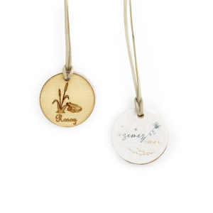 Médaille à planter en bois de peuplier avec cordon en cuir recyclé, personnalisable et idéale pour un eco branding réussi et des événements RSE.