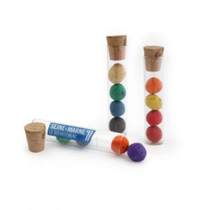 Goodies original écologique en tube de verre contenant des billes d'argiles de graines de fleurs sauvages pour les abeilles à semer comme des seedbombs