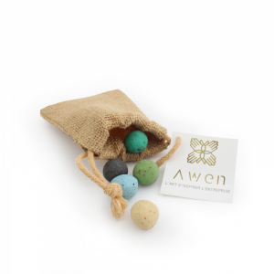 Objet de communication écologique pour eco branding et marketing entreprise avec billes seedbombs pour abeille