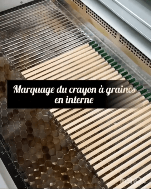 Marquage gravure en atelier du crayon à graines