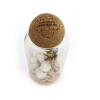 Terrarium avec une boule liège personnalisé par gravure. Objet com de décoration personnalisable contenant des fleurs séchées.