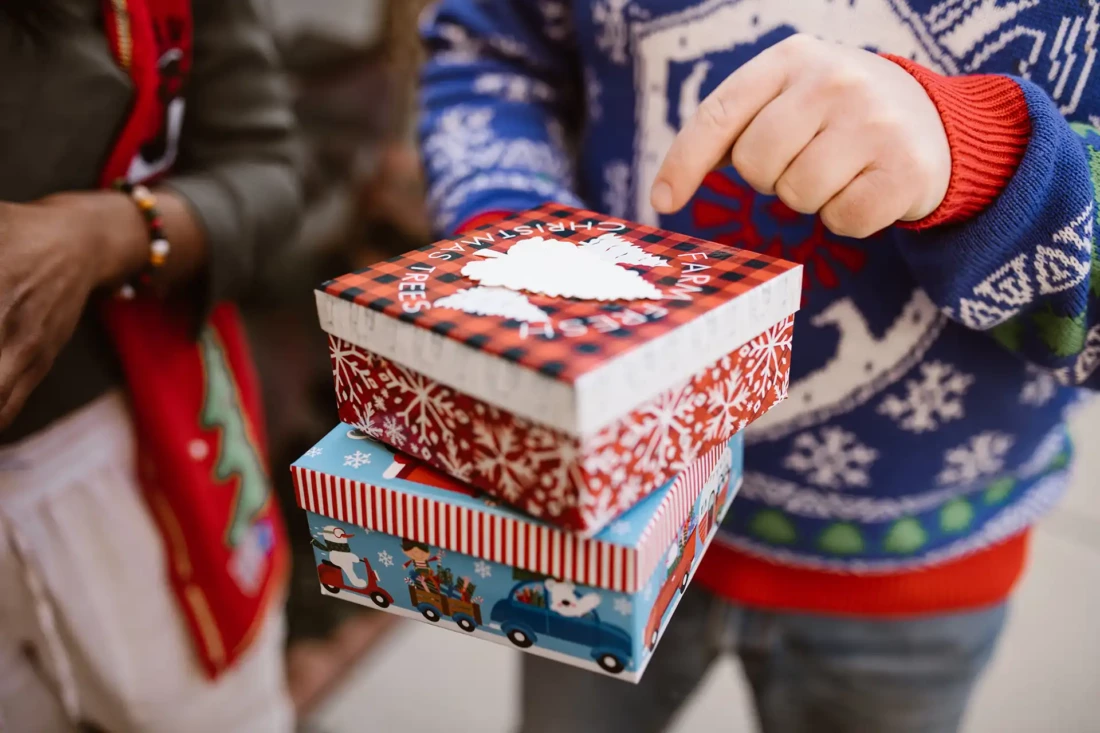 Pile de cadeaux pointés du doigt