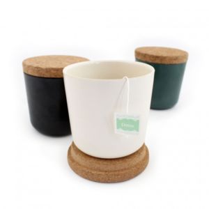 Mug bambou liège blanc bleu ou noir avec infusettes de thé bio, idéal pour produits dérivés finance et cadeaux d'affaires.