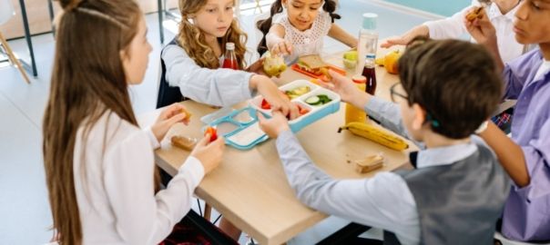 Photographie d'enfants à la cantine mangeant des aliments sains pour la semaine du goût