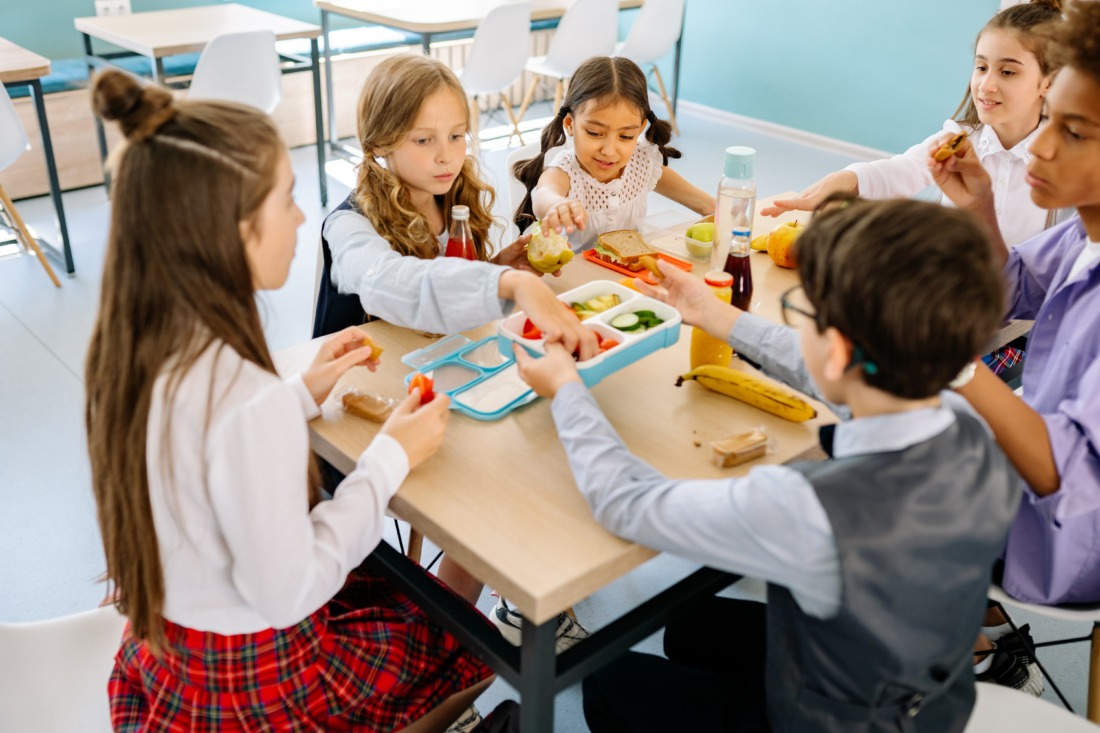 Photographie d'enfants à la cantine mangeant des aliments sains pour la semaine du goût